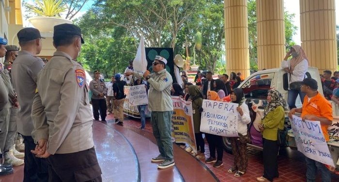 Unjuk rasa buruh di depan kantor Gubernur Gorontalo, Selasa (11/6/2024).(Foto Aas/gopos)