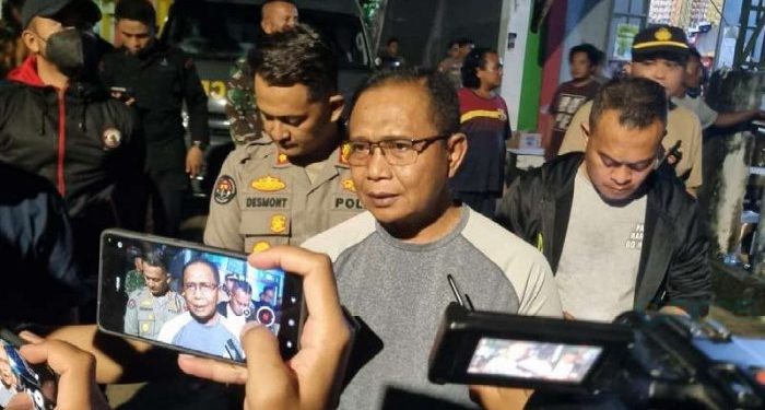Kapolda Gorontalo Irjen Pol. Pudji Prasetijanto Hadi, didampingi Kabid Humas Kombes Pol. Desmont Harjendro dan beberapa pejabat utama serta Kapolres Bone Bolango Akbp Muhammad Alli saat berada di lokasi posko pencarian korban tanah longsor