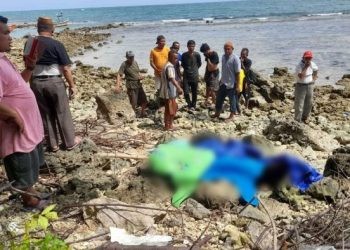 Sosok mayat tanpa identitas ditemukan warga di pesisir pantai Desa Lopo, Kecamatan Batudaa Pantai, Kabupaten Gorontalo, Minggu (21/7/2024).