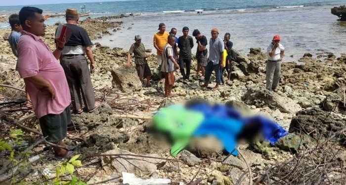 Sosok mayat tanpa identitas ditemukan warga di pesisir pantai Desa Lopo, Kecamatan Batudaa Pantai, Kabupaten Gorontalo, Minggu (21/7/2024).
