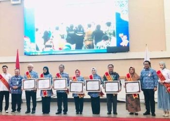 Foto pelaksnaan peringatan Hari Keluarga Nasional ke 31 oleh BKKBN Gorontalo dan dirangkaikan dengan pengukuhan Ayah dan Bunda Genre Gorontalo serta Launching Sekolah Lansia Gorontalo di Aula Rudis Walikota Gorontalo, Selasa/30/7/2023) Rama/Gopos