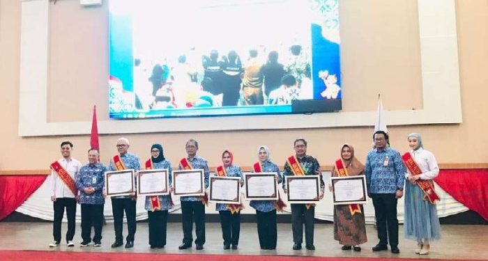 Foto pelaksnaan peringatan Hari Keluarga Nasional ke 31 oleh BKKBN Gorontalo dan dirangkaikan dengan pengukuhan Ayah dan Bunda Genre Gorontalo serta Launching Sekolah Lansia Gorontalo di Aula Rudis Walikota Gorontalo, Selasa/30/7/2023) Rama/Gopos