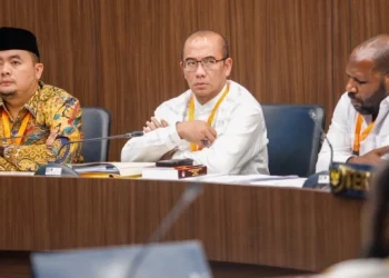 Ketua KPU Hasyim Asy’ari (tengah) saat mengikuti sidang pemeriksaan dugaan pelanggaran Kode Etik Penyelenggara Pemilu (KEPP) dengan pihak pengadu Nus Wakerkwa di Gedung Dewan Kehormatan Penyelenggara Pemilihan Umum (DKPP), Jakarta, Jumat (26/4/2024). [Suara.com]
