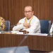 Ketua KPU Hasyim Asy’ari (tengah) saat mengikuti sidang pemeriksaan dugaan pelanggaran Kode Etik Penyelenggara Pemilu (KEPP) dengan pihak pengadu Nus Wakerkwa di Gedung Dewan Kehormatan Penyelenggara Pemilihan Umum (DKPP), Jakarta, Jumat (26/4/2024). [Suara.com]