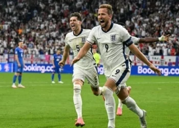 Penyerang Inggris #09 Harry Kane (kanan) mencetak gol kedua timnya selama pertandingan sepak bola babak 16 besar UEFA Euro 2024 antara Inggris dan Slovakia di Arena AufSchalke di Gelsenkirchen pada 30 Juni 2024. PATRICIA DE MELO MOREIRA / AFP