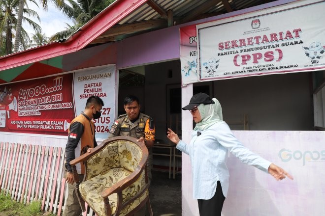 Bupati Merlan saat memimpin penyediaan tempat pemandian jenazah korban longsor Suwawa Timur. (Foto Adit)