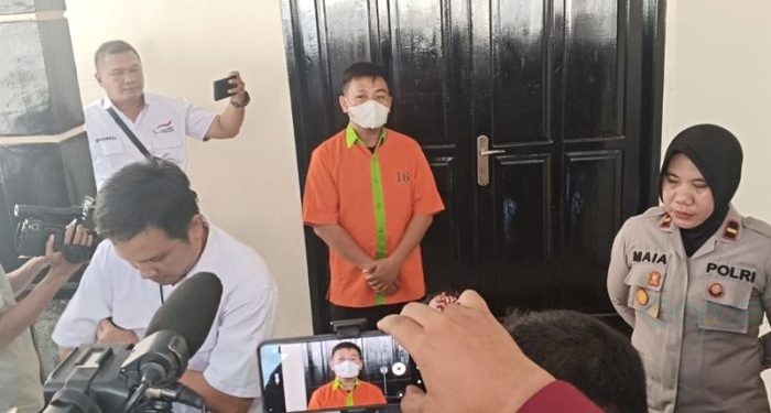 AKR alias Aan influencer Gorontalo pada sesi konferensi pers di Polresta Gorontalo Kota mengenakan baju tahanan, Rabu (31/7/2024).(Foto Sari/gopos)