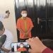 AKR alias Aan influencer Gorontalo pada sesi konferensi pers di Polresta Gorontalo Kota mengenakan baju tahanan, Rabu (31/7/2024).(Foto Sari/gopos)
