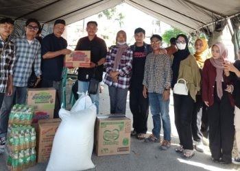 Pendistribusian sembako oleh BEM UNG di posko bantuan korban banjir, Jumat (19/7/2024) (foto/Aas)
