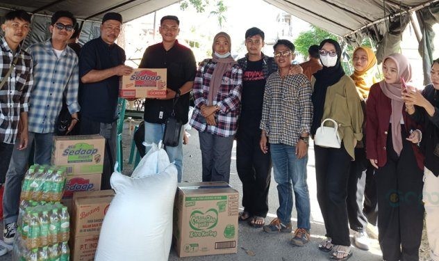 Pendistribusian sembako oleh BEM UNG di posko bantuan korban banjir, Jumat (19/7/2024) (foto/Aas)