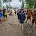 Bupati Gorontalo, Neslon Pomalingo, meninjau kondisi banjir di Kecamatan Dungaliyo, Kabupaten Gorontalo