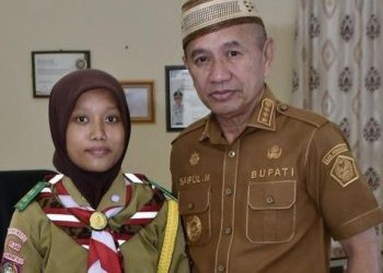 Bupati Pohuwato Saipul Mbuinga bersama Pelan Otoluwa (17) siswi SMK Negeri 1 Marisa.(foto yusuf/gopos)