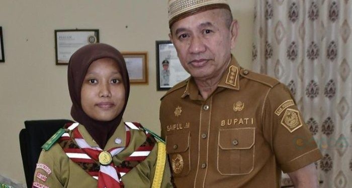 Bupati Pohuwato Saipul Mbuinga bersama Pelan Otoluwa (17) siswi SMK Negeri 1 Marisa.(foto yusuf/gopos)