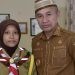 Bupati Pohuwato Saipul Mbuinga bersama Pelan Otoluwa (17) siswi SMK Negeri 1 Marisa.(foto yusuf/gopos)