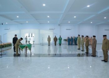 Bupati Asahan Surya saat melantik enam pejabat tinggi Pratama di lingkungan Pemkab Asahan, Kamis (4/7/2024)