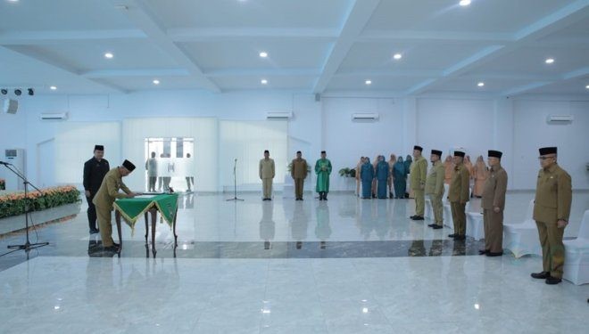 Bupati Asahan Surya saat melantik enam pejabat tinggi Pratama di lingkungan Pemkab Asahan, Kamis (4/7/2024)