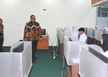 ektor UNG, Eduart Wolok Memantau Langsung Pelaksanaan Seleksi Mandiri CBT. (foto/istimewa)