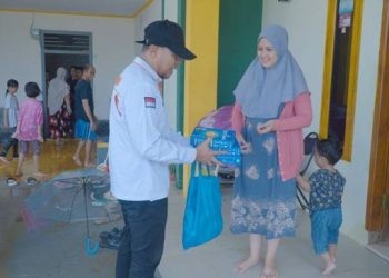 Irwan Mamesa memberikan bantuan makanan kepada masyarakat yang terdampak longsor di Bone Bolango.