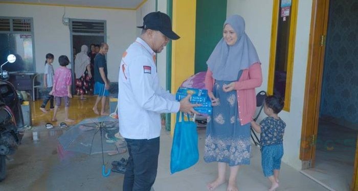 Irwan Mamesa memberikan bantuan makanan kepada masyarakat yang terdampak longsor di Bone Bolango.