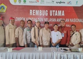 Bupati Gorontalo, Nelson Pomalingo bersama peserta Penas KTNA, Bali 2024. (Foto: Isitimewa)