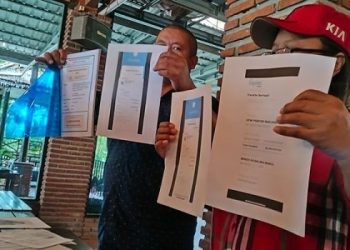 korban dugaan penipuan oknum ASN Junidar Nababan (kanan) dan Yosi Pranoto (kiri) saat menunjukan sejumlah bukti dugaan penipuan. (Putra/Gopos)