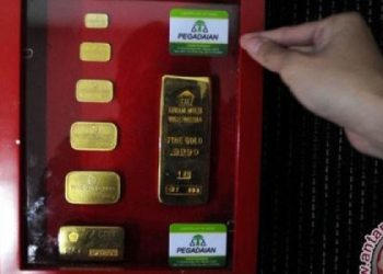 Petugas menunjukkan contoh logam mulia yang dijual di Pegadaian 24 Galeri Emas, di Kantor Pusat Pegadaian, Jakarta. (FOTO ANTARA/Andika Wahyu)