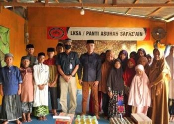 Ketua KPU Provinsi Gorontalo Risan Pakaya, bersama Anggota KPU Provinsi Gorontalo Sophian Rahmola dan Hendrik Imran, serta Plt. Sekretaris KPU Provinsi Gorontalo R. Suryanto, memberikan santunan kepada Yayasan Al Islam Safas Ain