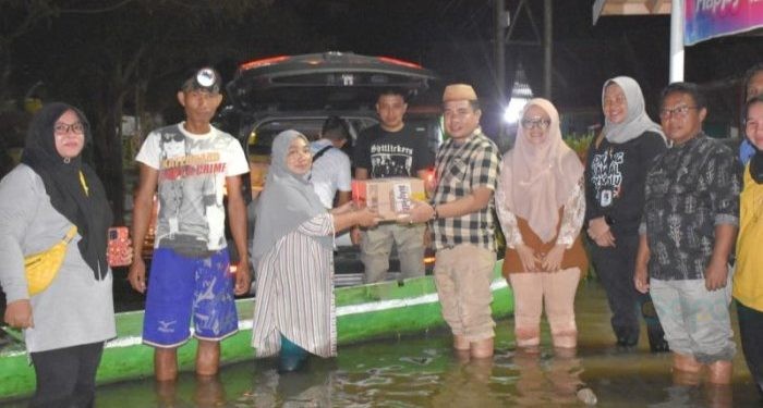 Ketua KPU Kabupaten Gorontalo, Roy Hamrain menyerahkan bantuan untuk korban banjir, jumat (12/07/24). (Foto: Istimewa)