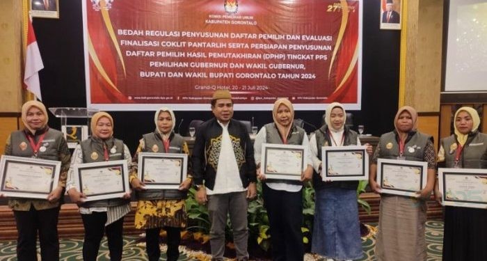 Ketua KPU Kabupaten Gorontalo bersama tujuh orang Pantarlih tercepat yang menerima penghargaan. (Foto: Istimewa)