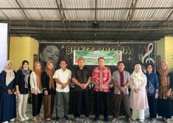 Kepala DInas Penanaman Modal dan Pelayanan Terpadu Satu Pintu Kabupaten Gorontalo, Rachmat Mohamad bersama pelaku usaha. (Foto: Abin/Gopos)