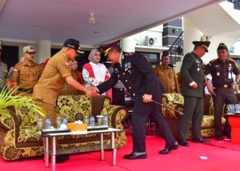Bupati Pohuwato, Saipul Mbuinga, menghadiri upacara peringatan ke- 78 hari bhayangkara, di halaman polres Pohuwato, Senin) 1/7/2024).(Foto Iwanu Karim)