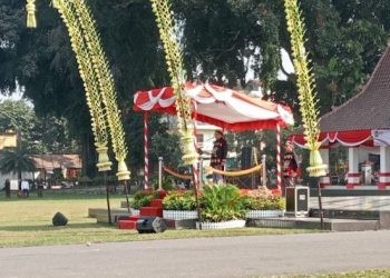 Wali Kota Blitar Santoso saat menyampaikan sambutan dalam Upacara Kirab Gunungan Limo dan Festival Tumpeng yang digelar di Alun-alun Kota Blitar, Sabtu, 1 Juni 2024. (Foto: Gopos.id)