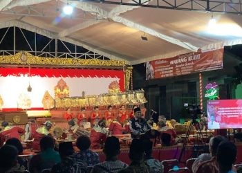 Wali Kota Blitar Santoso saat menyampaikan sambutan dalam kegiatan Brokohan Haul Bung Karno dan Pagelaran Wayang Kulit yang digelar di Istana Gebang, Kota Blitar, Kamis, 6 Juni 2024. (Foto: Gopos.id)