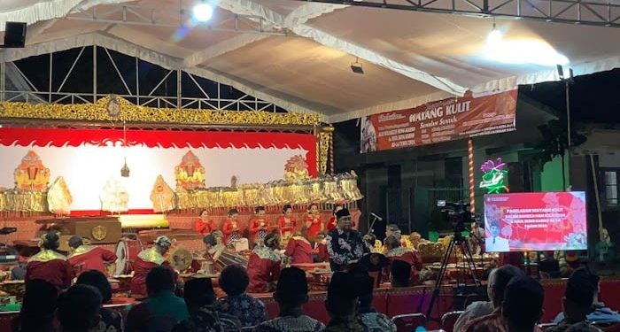 Wali Kota Blitar Santoso saat menyampaikan sambutan dalam kegiatan Brokohan Haul Bung Karno dan Pagelaran Wayang Kulit yang digelar di Istana Gebang, Kota Blitar, Kamis, 6 Juni 2024. (Foto: Gopos.id)