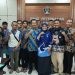 Mujib SM bersama anggota kelompok penerima hibah kambing. (Foto: IST)