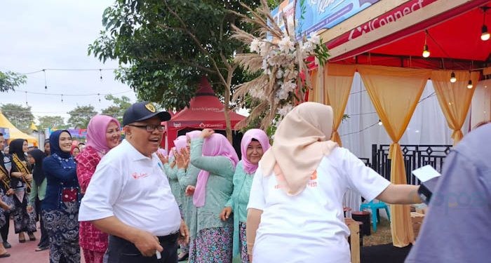 Walkot Santoso saat melihat stand yang dipasang dalam Kepanjen Kidul Fest 3 di Kota Blitar, Kamis, 4 Juli 2024. (Foto: Gopos.id)