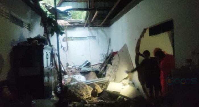 Foto Rumah longsor yang berada di kelurahan tenilo, Kec KotaBarat Kota gorontalo (Rabu/10/7/2024)