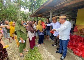 pasangan IRIS, kembali menunjukkan kepedulian mereka terhadap masyarakat dengan menyalurkan bantuan sembako kepada korban banjir dan tanah longsor di Kecamatan Suwawa Timur, Kabupaten Bone Bolango, pada Jumat, 12 Juli 2024.