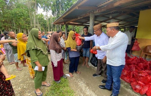 pasangan IRIS, kembali menunjukkan kepedulian mereka terhadap masyarakat dengan menyalurkan bantuan sembako kepada korban banjir dan tanah longsor di Kecamatan Suwawa Timur, Kabupaten Bone Bolango, pada Jumat, 12 Juli 2024.