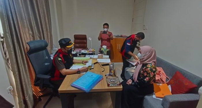 Kejati Gorontalo menggeledah ruangan pribadi milik FL. Putra/Gopos)