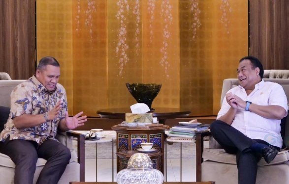 Rektor Universitas Negeri Gorontalo Prof. Dr. Ir. Eduart Wolok, ST., MT menemui Wakil Ketua DPR RI Dr. (H.C.) H. Rachmad Gobel pada Sabtu, 20 Juli 2024. 