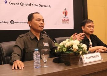 Koordinator Divisi Hukum, Pencegahan, Parmas dan Humas Bawaslu Bone Bolango, Alti Mohamad saat menutup kegiatan Sosialisasi Pengawasan Partisipatif Bagi Forum Warga Pada Pemilihan Umum Serentak Tahun 2024 Kabupaten Bone Bolango, di Hotel Grand Q Kota Gorontalo, Senin pagi (22-7-2024).