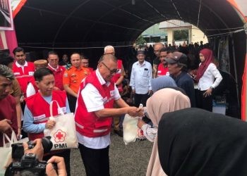 Foto Kegiatan penyaluran bantuan sembako dan posko pengobatan gratis oleh PMI dihadiri oleh Pj Gubernur Gorontalo, Kadis Kesehatan Provinsi, Aleg Deprov,Basarnas. (Selasa/23/7/2024) Rama/Gopos