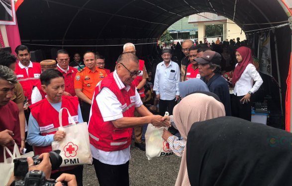 Foto Kegiatan penyaluran bantuan sembako dan posko pengobatan gratis oleh PMI dihadiri oleh Pj Gubernur Gorontalo, Kadis Kesehatan Provinsi, Aleg Deprov,Basarnas. (Selasa/23/7/2024) Rama/Gopos