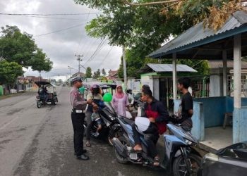 Satlantas Polres Bone Bolango saat memberikan sosialisasi dan himbauan kepada warga terkait keselamatan dan aturan berlalu lintas. (Foto Istimewa)