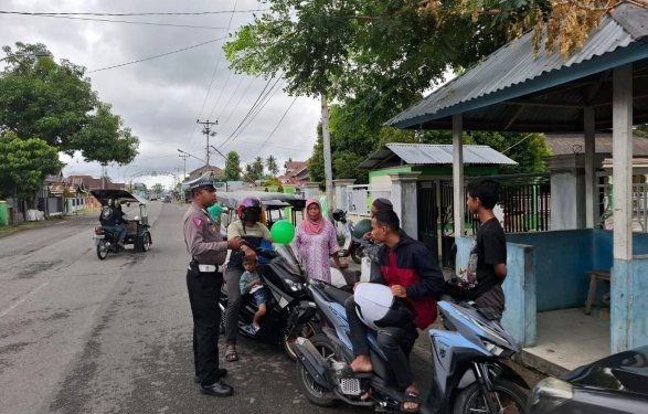 Satlantas Polres Bone Bolango saat memberikan sosialisasi dan himbauan kepada warga terkait keselamatan dan aturan berlalu lintas. (Foto Istimewa)