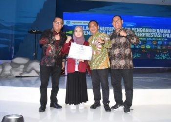 Foto Mahasiswa UNG, Kuni Zakkiah Sumargo menerima sertifikat atas prestasinya meraih penghargaan khusus ekonomi penggerak. (Minggu/28/7/2024)