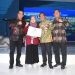 Foto Mahasiswa UNG, Kuni Zakkiah Sumargo menerima sertifikat atas prestasinya meraih penghargaan khusus ekonomi penggerak. (Minggu/28/7/2024)