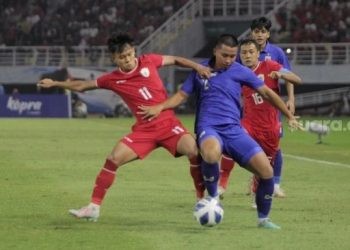 Gelandang Timnas Indonesia U-19 Riski Afrisal berduel dengan pemain Thailand dalam laga final Piala AFF U-19 2024 di Stadion Gelora Bung Tomo, Surabaya, Senin (29/7/2024). [Suara.com]