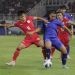 Gelandang Timnas Indonesia U-19 Riski Afrisal berduel dengan pemain Thailand dalam laga final Piala AFF U-19 2024 di Stadion Gelora Bung Tomo, Surabaya, Senin (29/7/2024). [Suara.com]